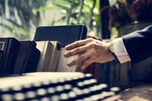 حق‌ شناس بهترین وکیل حقوقی در اصفهان مهر آباد
